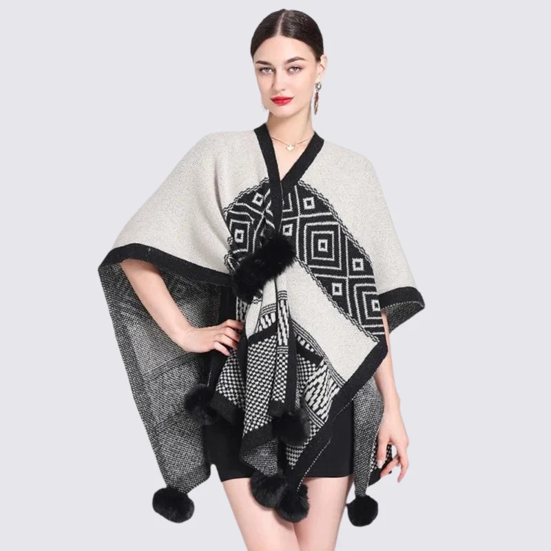 Cape Femme avec Pompon