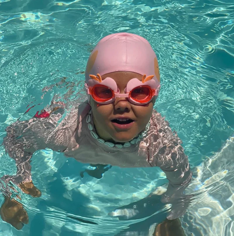 Sunnylife Bonnet de bain enfant - Cotton candy cherry