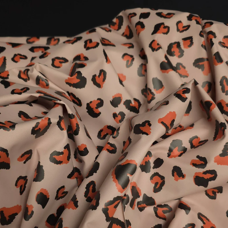 Tissu imperméable | Cœurs à imprimé animal sur fond galet | Certifié Oeko-Tex