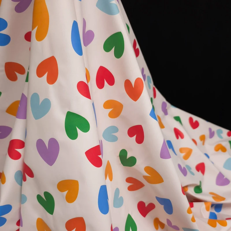 Tissu Imperméable | Cœurs Multicolores sur Écru | Certifié Oeko-Tex
