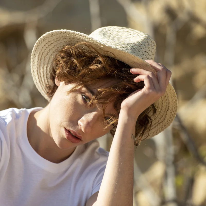 Chapeau en matière synthétique et finition naturelle RANDOLF