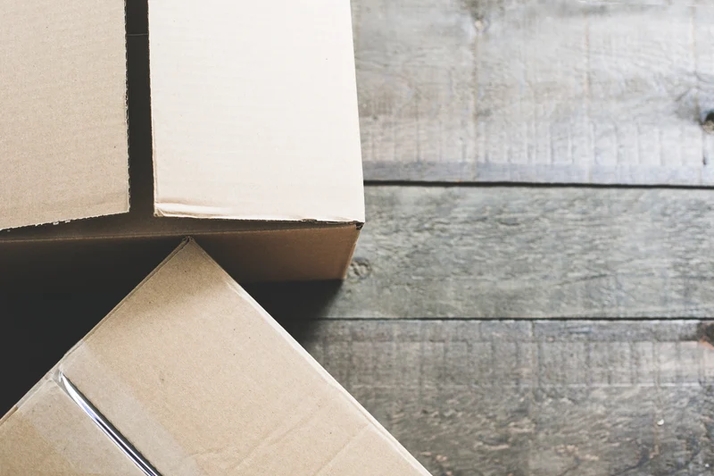 EMBALLAGE EN CARTON RECYCLÉ, STCIKER & MOT MANUSCRIT