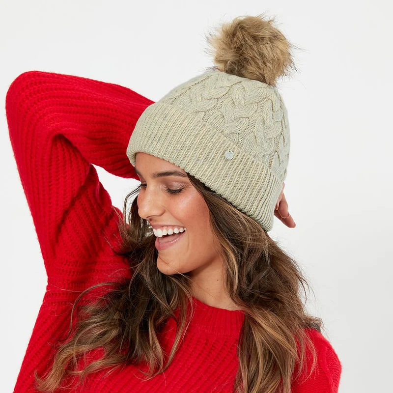 Bonnet à Pompon en Fausse Fourrure et Torsades Elena avoine JOULES