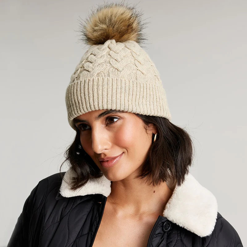 Bonnet à Pompon en Fausse Fourrure et Torsades Elena avoine JOULES