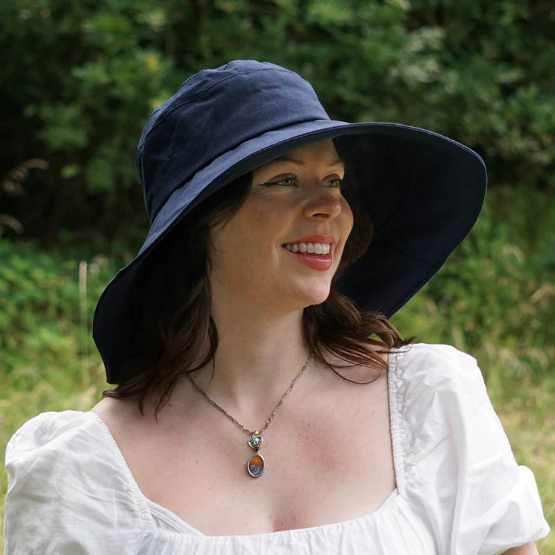 Chapeau Été en Lin et Coton Pliable Monaco bleu marine SUR LA TÊTE
