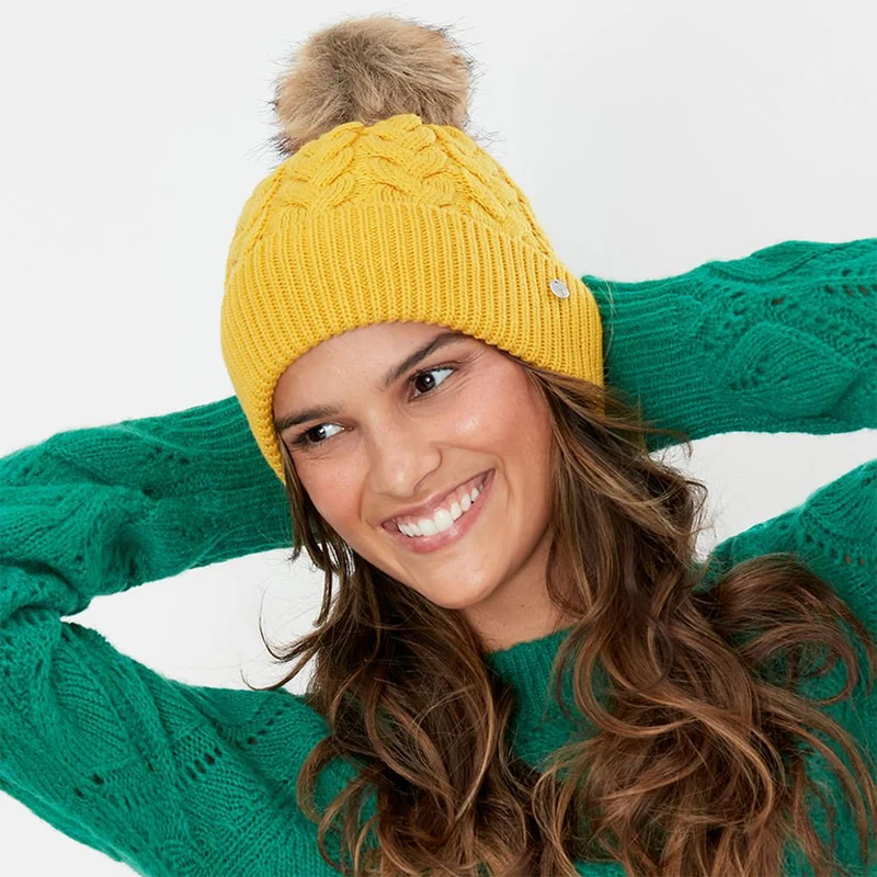 Bonnet à Pompon en Fausse Fourrure et Torsades Elena moutarde JOULES