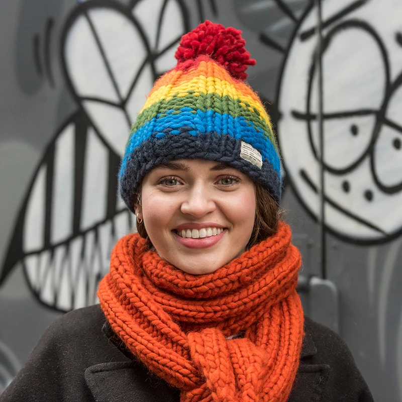 Bonnet à Pompon en Laine Point de Riz Arc-en-Ciel multicolore KUSAN