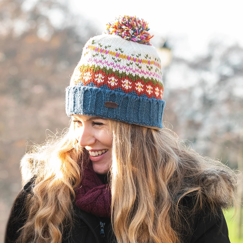 Bonnet à Pompon Fair Isle Mosaic crème-bleu KUSAN