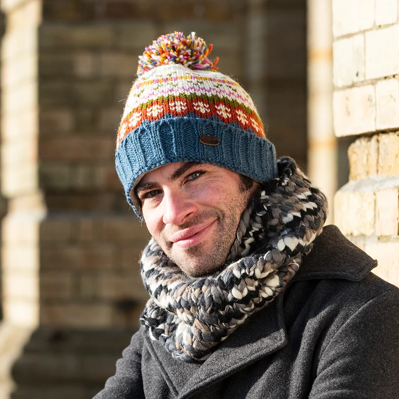 Bonnet à Pompon Fair Isle Mosaic crème-bleu KUSAN