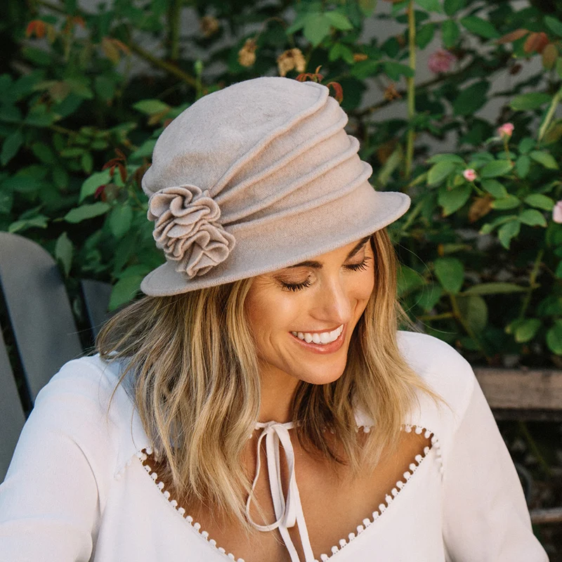 Chapeau Cloche en Laine avec Fleur Grace taupe SCALA