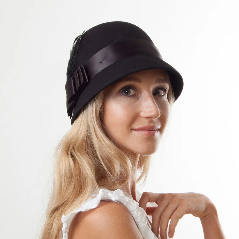 Chapeau Cloche Chloé noir SUR LA TETE - VENTE EN GROS