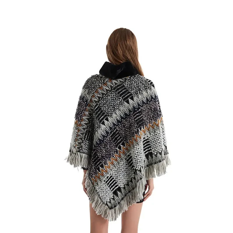 Poncho fait en tricot