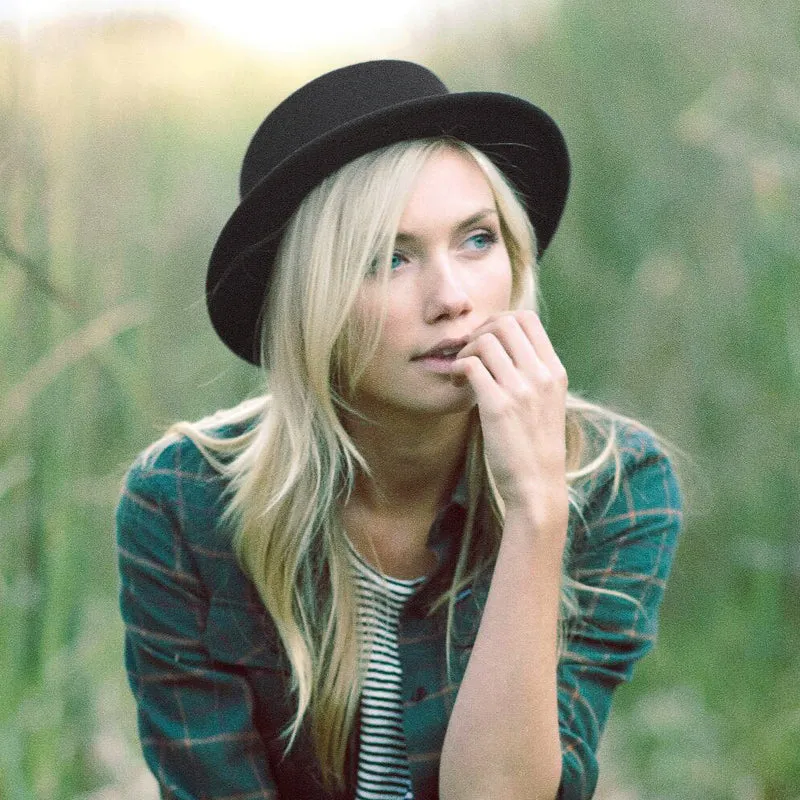Chapeau Canotier Bernadette noir SUR LA TÊTE