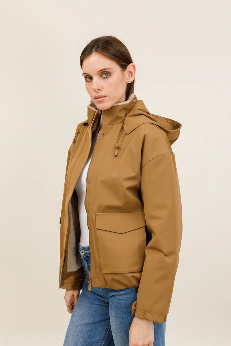Veste imperméable fourrée à poches