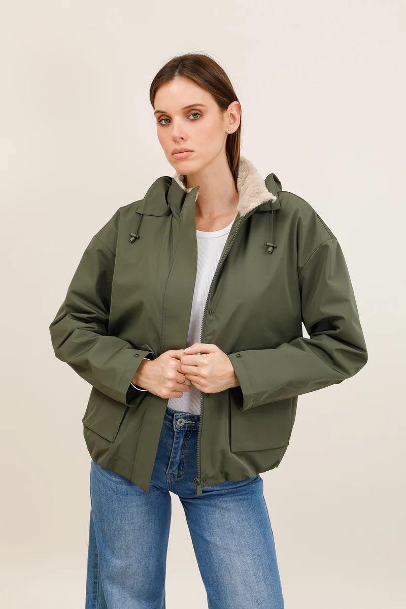 Veste imperméable fourrée à poches