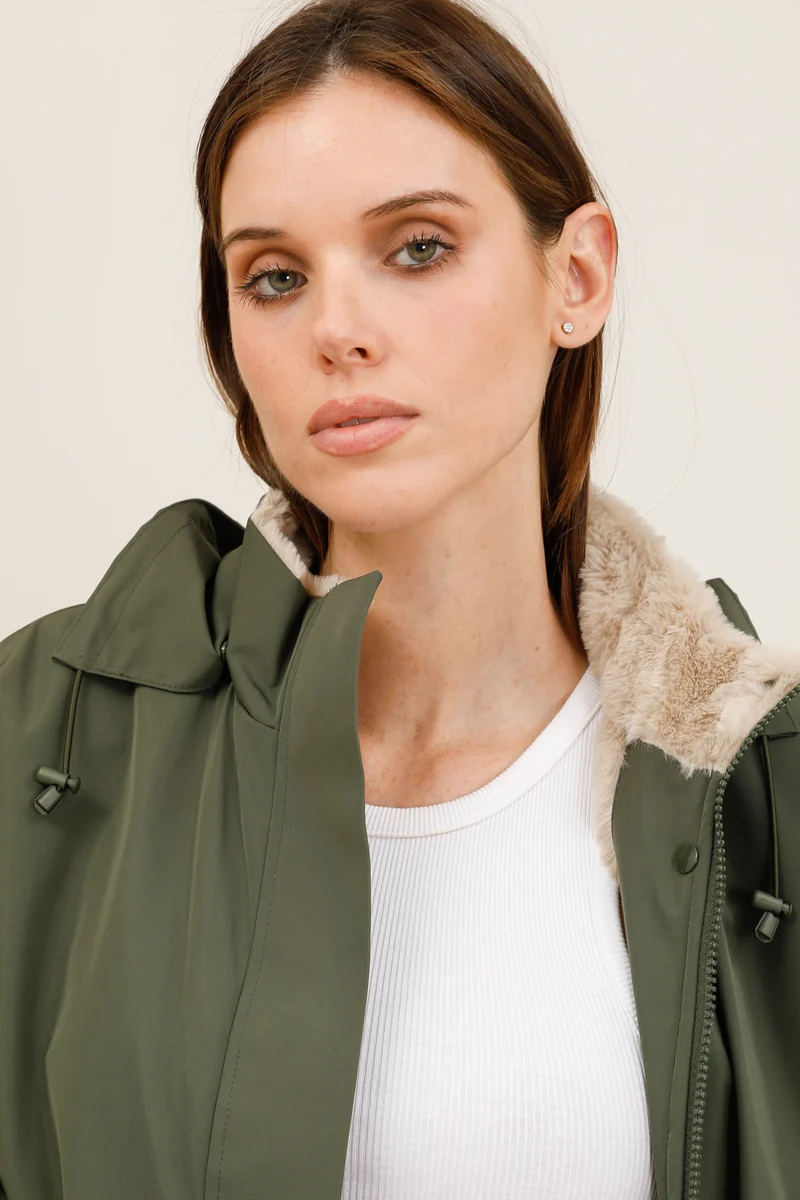 Veste imperméable fourrée à poches