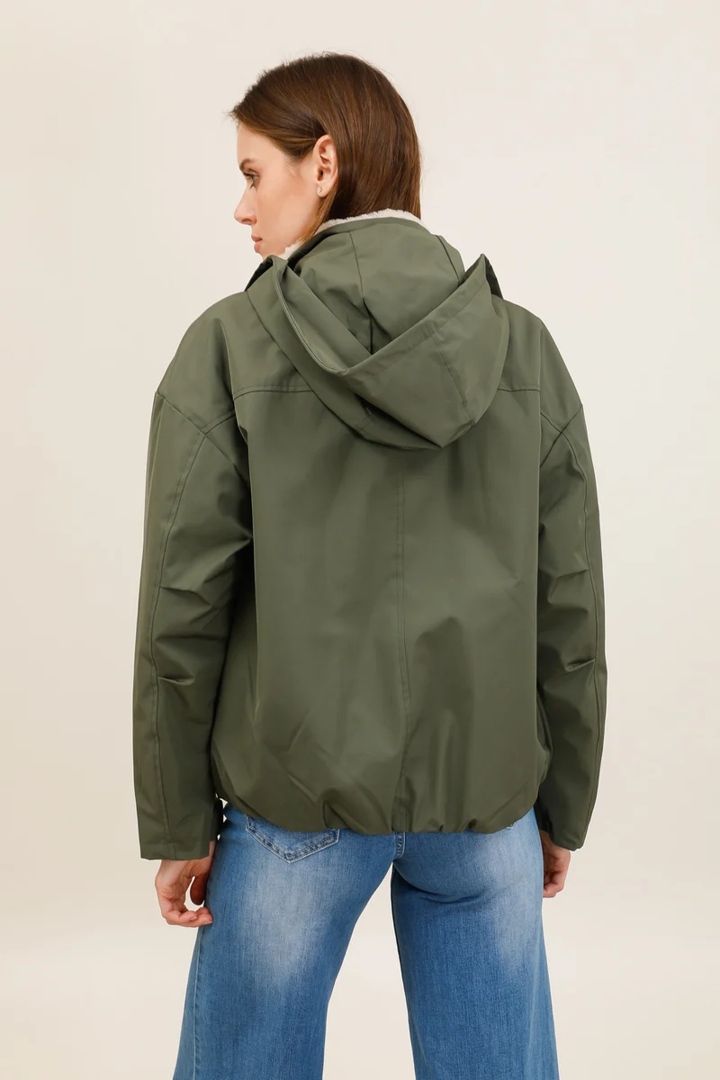 Veste imperméable fourrée à poches