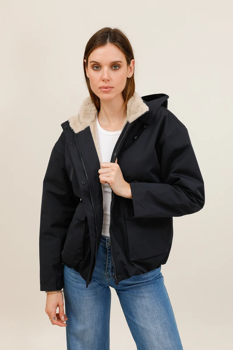 Veste imperméable fourrée à poches