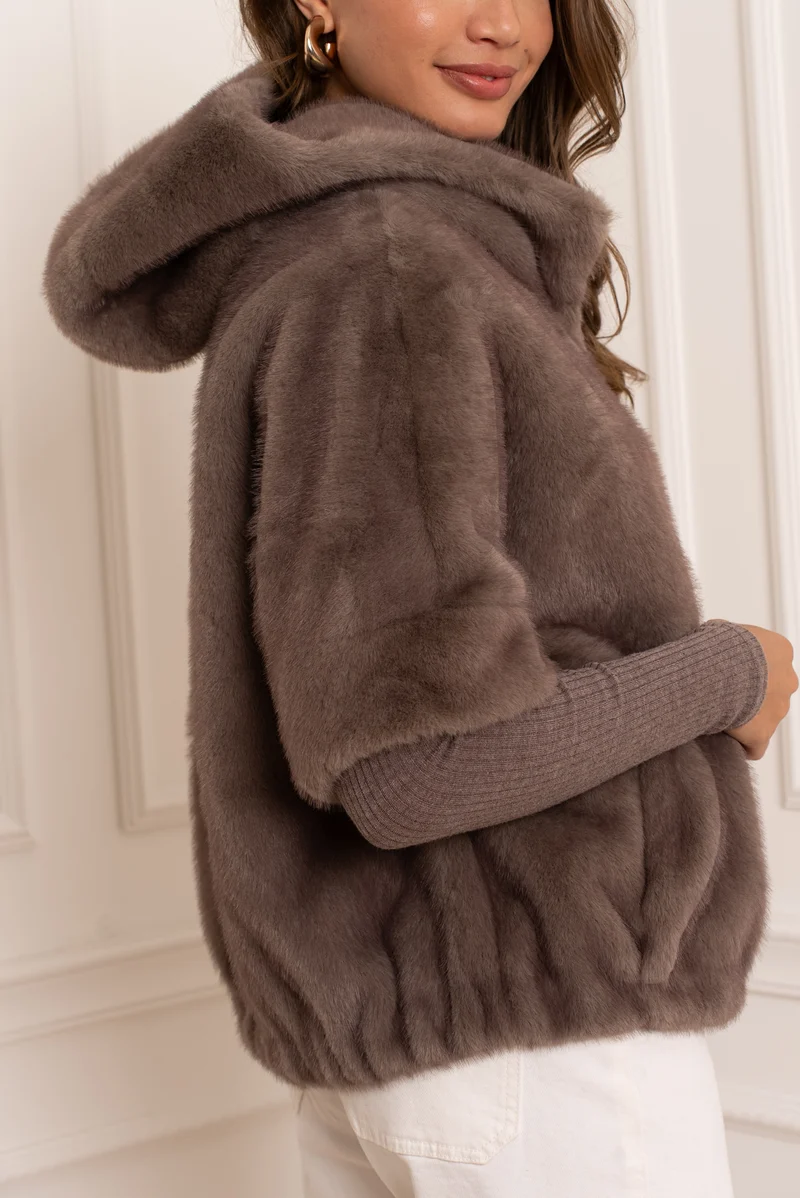 Veste fourrure manches courtes