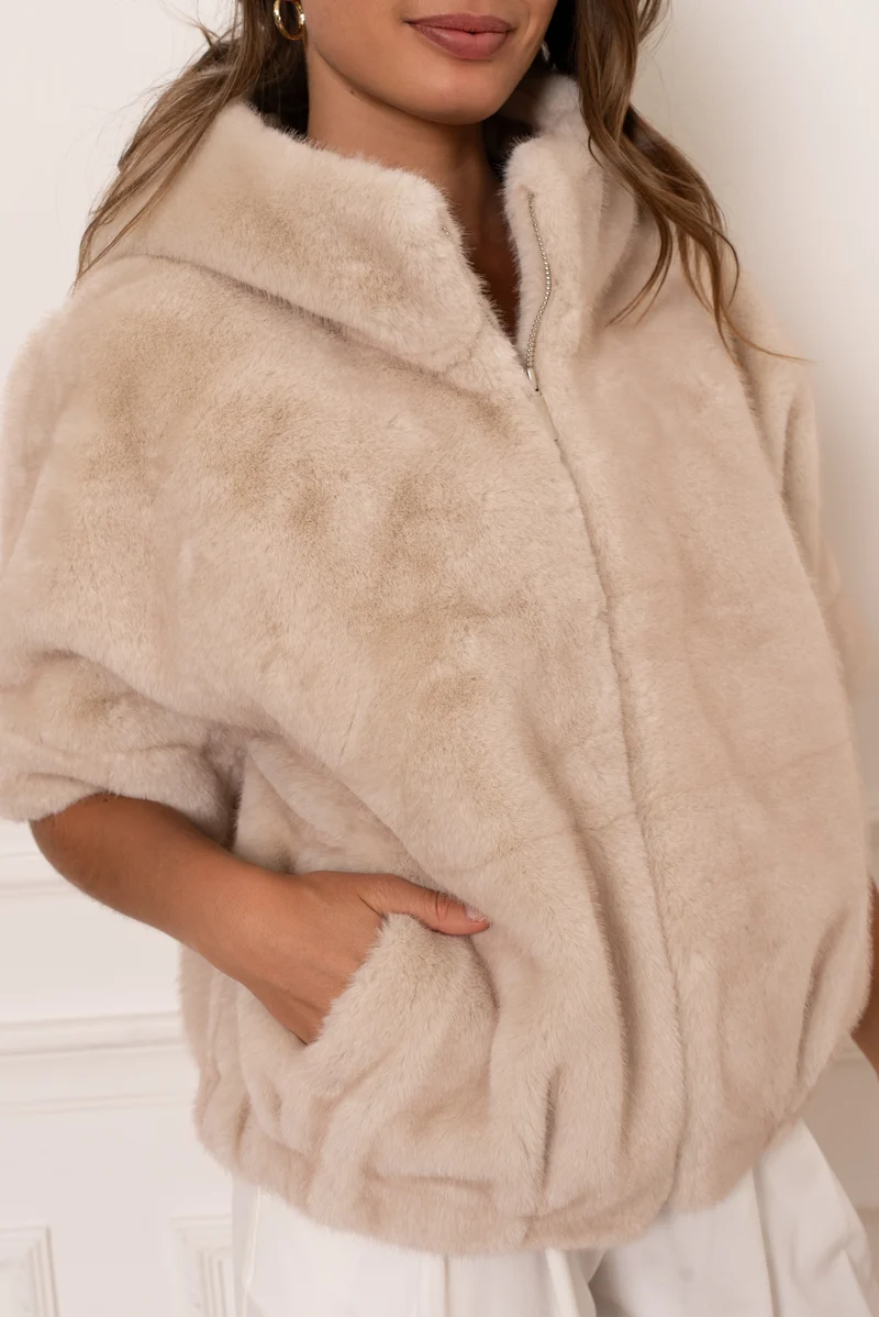 Veste fourrure manches courtes