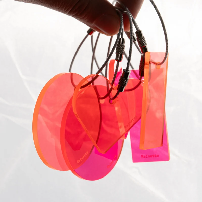 Charm en plexi fluo