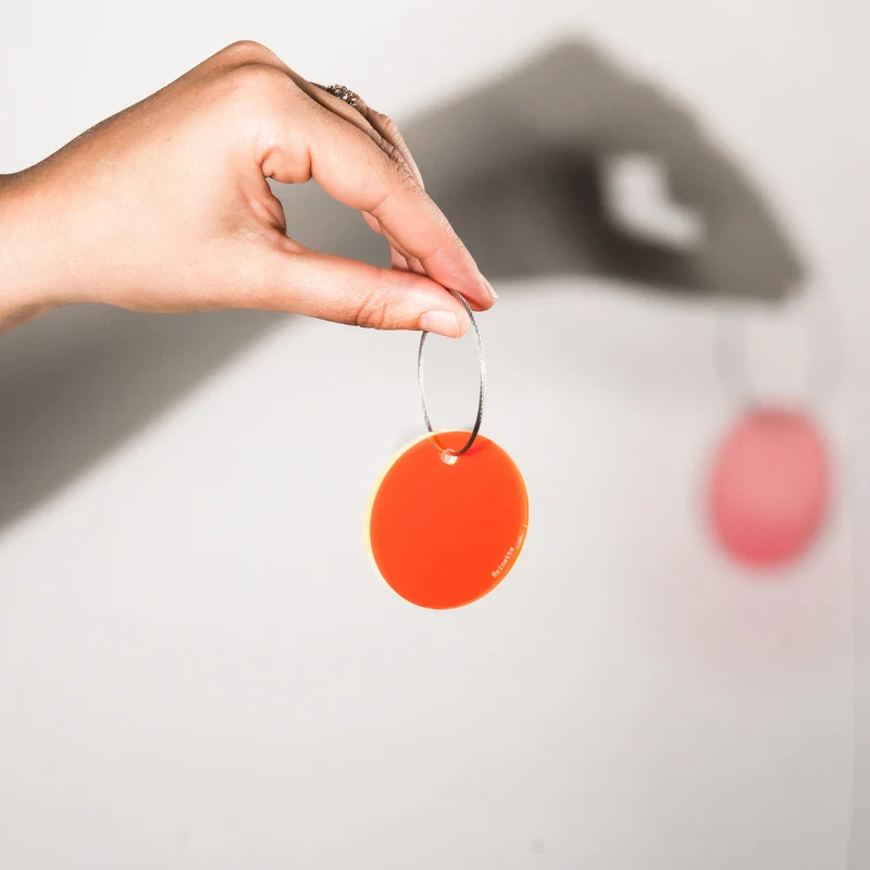Charm en plexi fluo