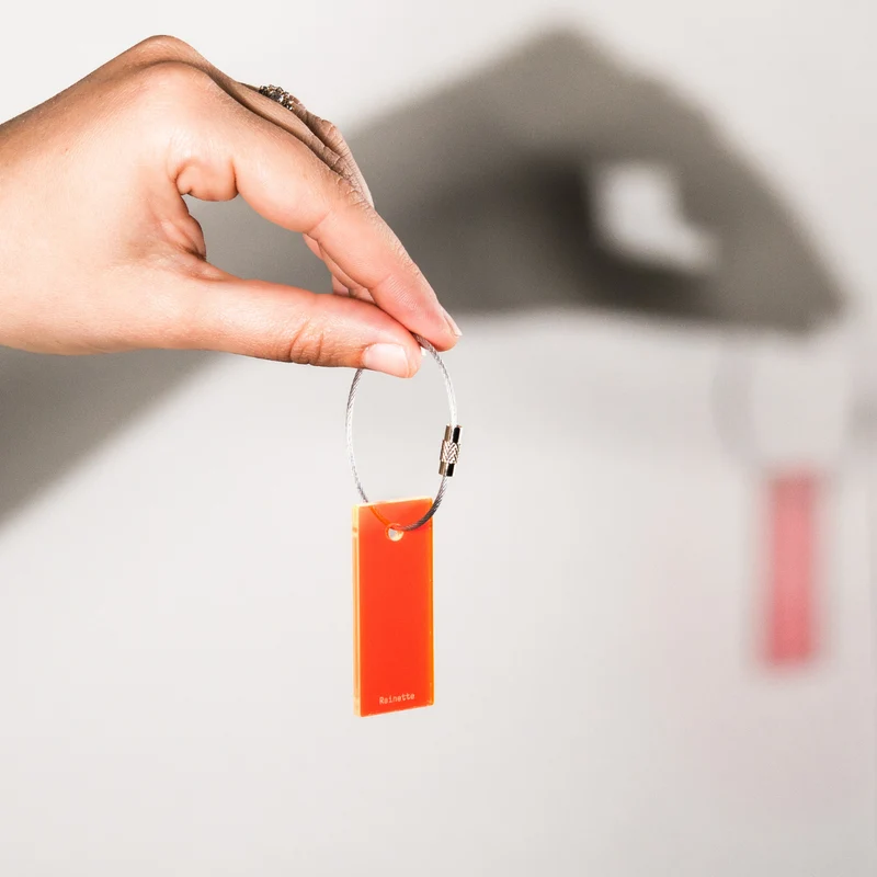 Charm en plexi fluo