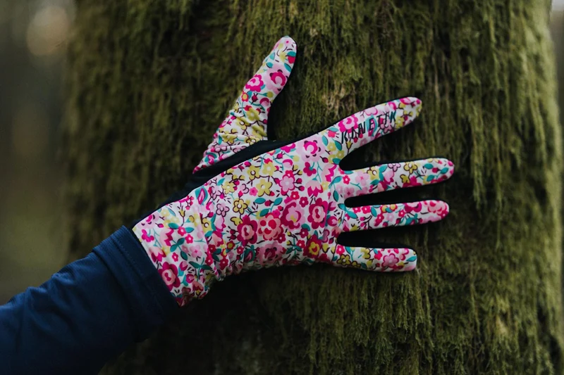GLOVES BLOOM