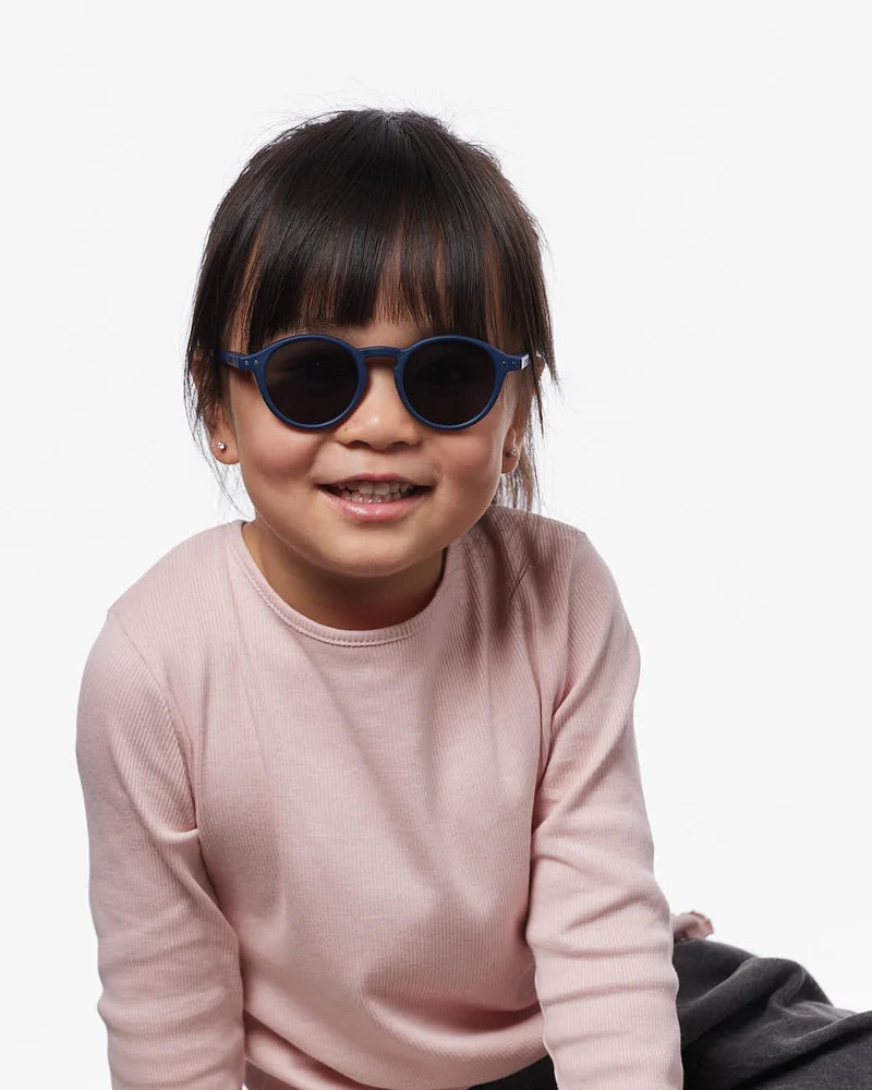 Lunettes de soleil enfant ‘#d’ Navy Blue 5-7 ans | IZIPIZI