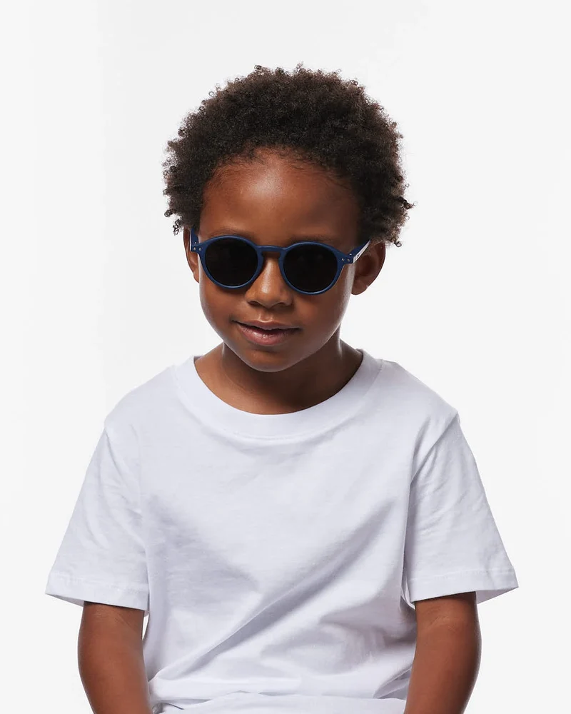 Lunettes de soleil enfant ‘#d’ Navy Blue 5-7 ans | IZIPIZI