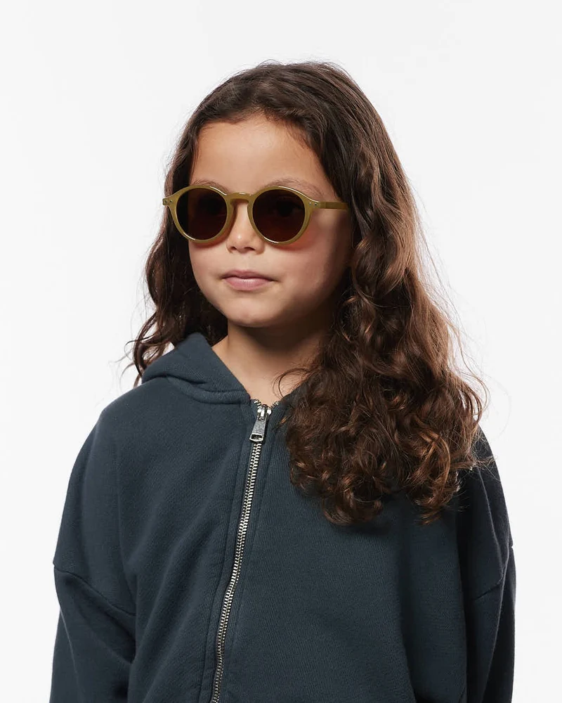 Lunettes de soleil enfant ‘#d’ Olive 3-5 ans | IZIPIZI